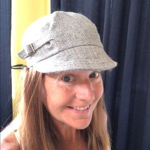 Newspaper boy style grey hat